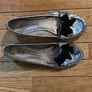 Womens Size 7 Arturo Chiang Silver Slip on Flats Silver snake skin look with bla